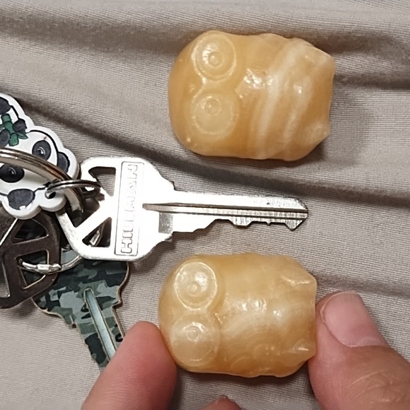 Calcite mini minion carvings - Picture 4 of 4